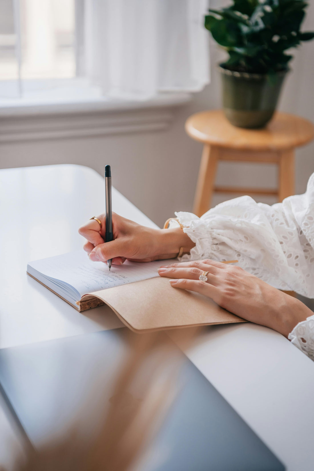 Γιατί το Journaling Βοηθάει τις Μαμάδες να "Αδειάζουν" το Μυαλό τους.